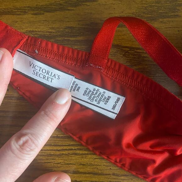 Victoria's Secret Red Underwire Bra, Size 38D, Adjustable Straps - Picture 5 of 10